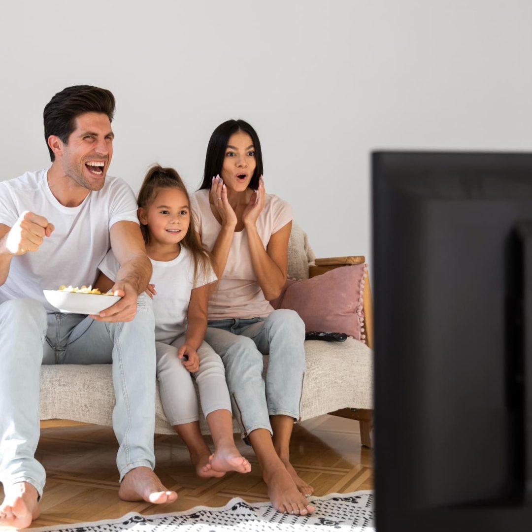 familia-pasando-tiempo-frente-television (1) (1)